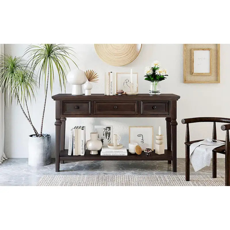 Console de style rétro classique avec trois tiroirs