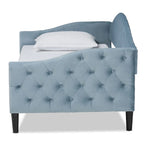 Lit de repos en velours bleu clair rembourré en bois Benjamin Modern&Contemporary