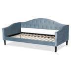 Lit de repos en velours bleu clair rembourré en bois Benjamin Modern&Contemporary