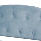 Lit de repos en velours bleu clair rembourré en bois Benjamin Modern&Contemporary