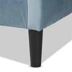 Lit de repos en velours bleu clair rembourré en bois Benjamin Modern&Contemporary