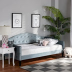 Lit de repos en velours bleu clair rembourré en bois Benjamin Modern&Contemporary