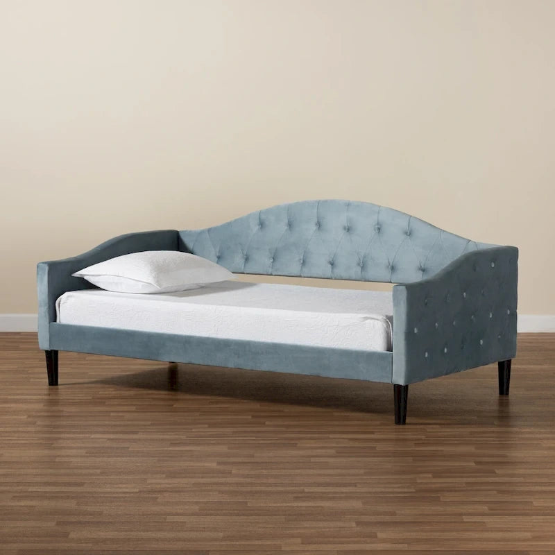 Lit de repos en velours bleu clair rembourré en bois Benjamin Modern&Contemporary