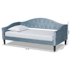 Lit de repos en velours bleu clair rembourré en bois Benjamin Modern&Contemporary