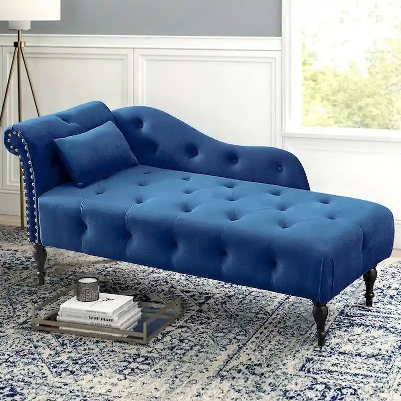 Méridienne 60W en velours, capitonnée avec oreiller et clous décoratifs – 153,9 cm L x 69,8 cm P x 71,9 cm H