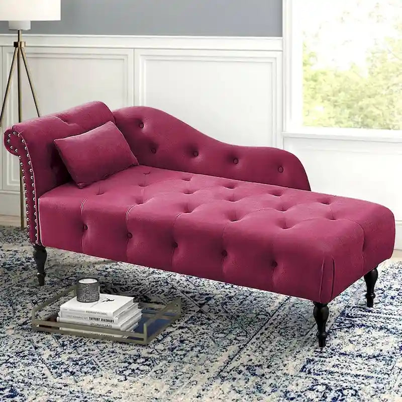 Méridienne 60W en velours, capitonnée avec oreiller et clous décoratifs – 153,9 cm L x 69,8 cm P x 71,9 cm H