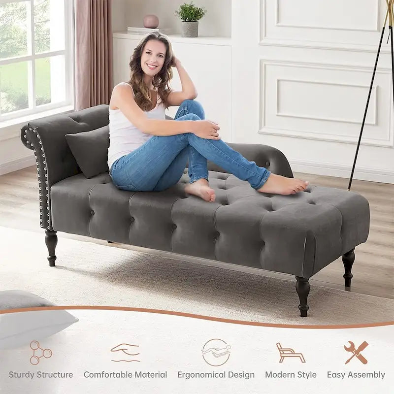 Méridienne 60W en velours, capitonnée avec oreiller et clous décoratifs – 153,9 cm L x 69,8 cm P x 71,9 cm H