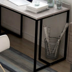 Bureau d'angle industriel 150 cm – Cadre en métal, ports USB et prise de courant