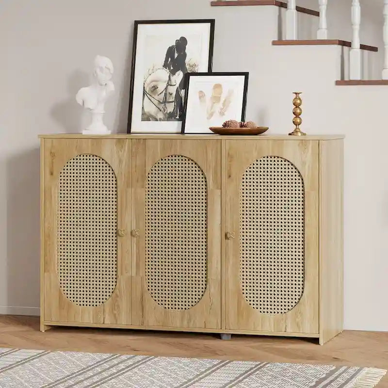 Bahut rétro à 3 portes avec portes en rotin et poignées métalliques
