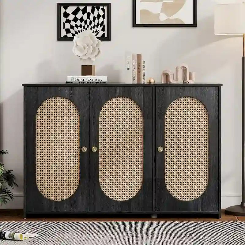 Bahut rétro à 3 portes avec portes en rotin et poignées métalliques